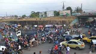 Cameroun  un policier « médecin des embouteillages » à Douala [upl. by Annait]