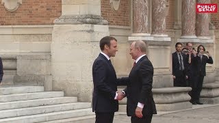 Emmanuel Macron reçoit en Vladimir Poutine à Versailles  la poignée de main [upl. by Nanreh]