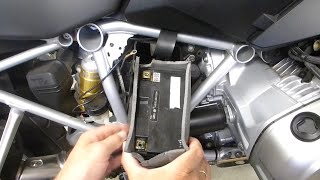 BMW R1200GS Batterie wechseln [upl. by Maurilla489]