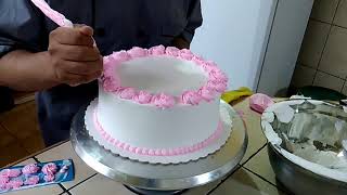 Cómo decorar una torta con chantilly [upl. by Mellisa]