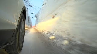 À BonnevalsurArc des murs de neige érigés le long des routes [upl. by Eterg632]